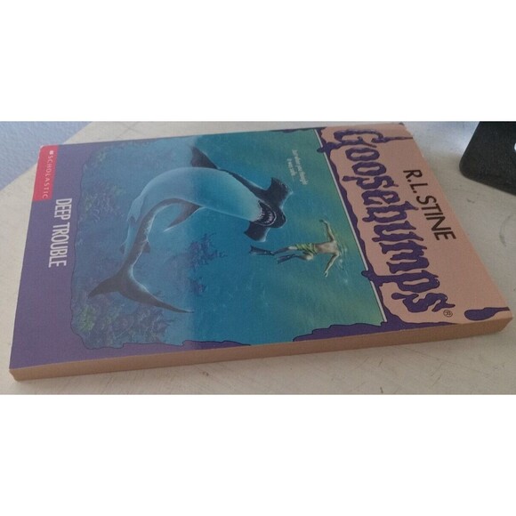 R.L. Stine's Goosebumps Book #19 Deep Trouble Preowned - Picture 4 of 8